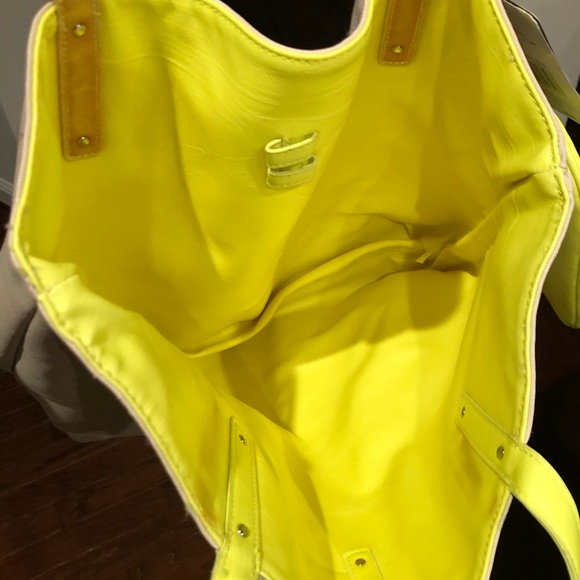 Danny Nicole Reversible Tote Lime & Beige - Picture 5 of 7
